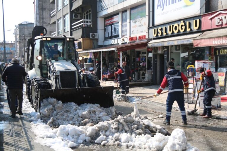 Kdz. Ereğli’de kar kütleleri kaldırılıyor