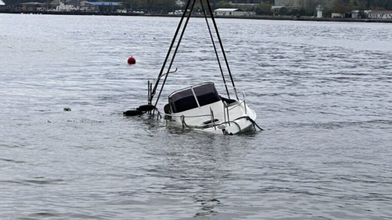 Kdz. Ereğli’de fırtınada batan kabinli sürat teknesi denizden çıkarıldı