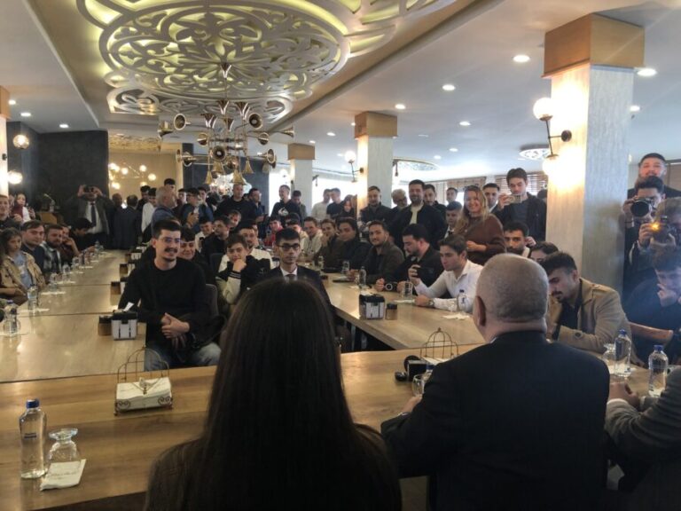 Ümit Özdağ Kdz. Ereğli’de parti binası açılışından sonra gençlerle bir araya geldi