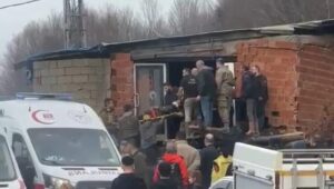 Göçük altında kalan 3 kişiden biri yaralı kurtuldu