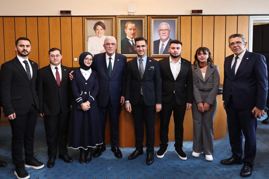 İYİ Parti Zonguldak Gençlik Kolları Müsavat Dervişoğlu ile bir araya geldi