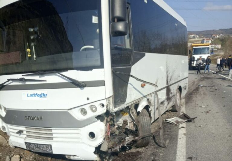 Subaşında kaza.. İşçi servisi ve otomobil kafa kafaya çarpıştı