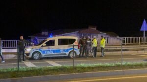 Polisin “dur” ihtarına uymayan alkollü sürücü kaçarken polis aracına çarptı: 3 gözaltı