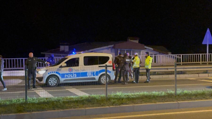 Polisin “dur” ihtarına uymayan alkollü sürücü kaçarken polis aracına çarptı: 3 gözaltı
