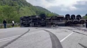 Kdz. Ereğli OSB yolunda tır devrildi. Yol trafiğe kapandı