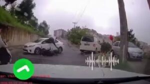 Alaplı’da motosiklet kazası kamerada: 1 yaralı