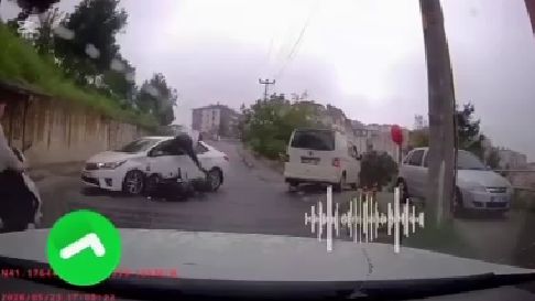 Alaplı’da motosiklet kazası kamerada: 1 yaralı