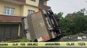 Yağış kazayı getirdi: Kamyonet evin önüne devrildi