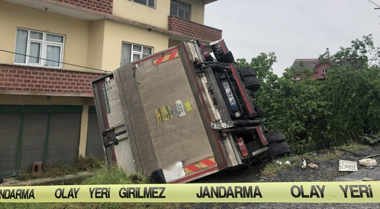 Yağış kazayı getirdi: Kamyonet evin önüne devrildi
