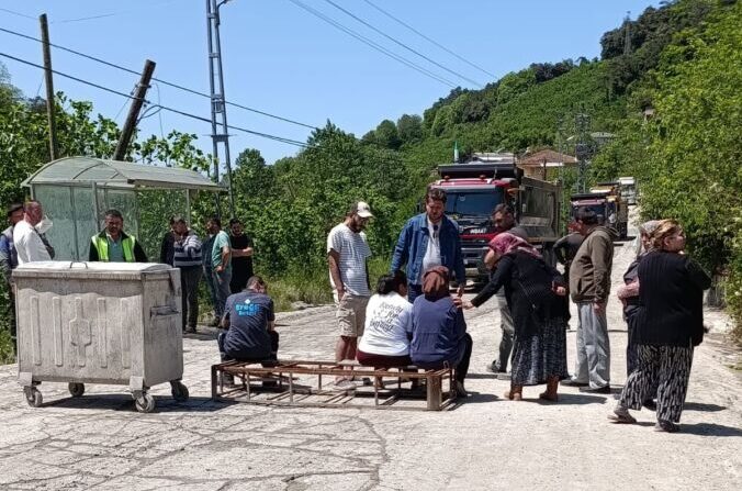 Kıyıcak’ta sabır taştı: Mahalleli kamyonlara yolu kapattı