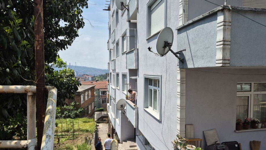 Kendi asarak hayatına son verdi..