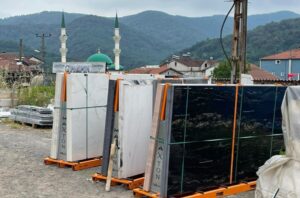 Mermer blokların arasında kalan işçi ağır yaralandı