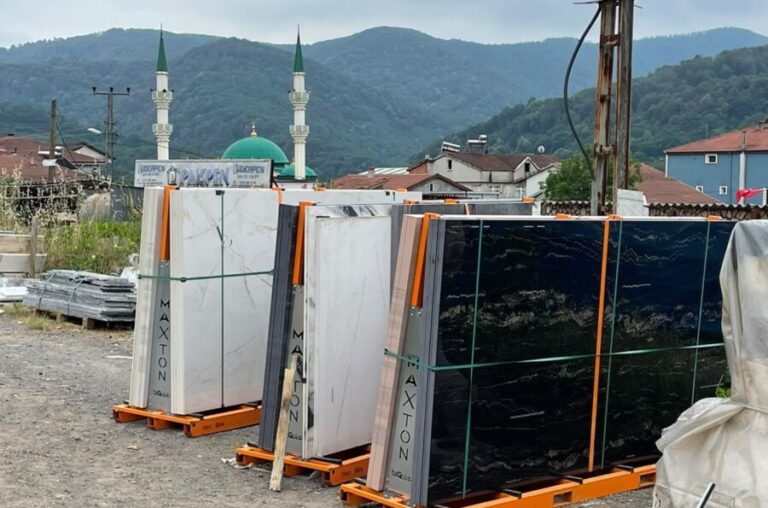 Mermer blokların arasında kalan işçi ağır yaralandı