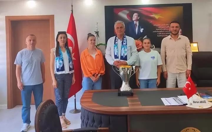 Ereğli Lisesi Kadın Futbol takımından Müdür Akgül’e ziyaret