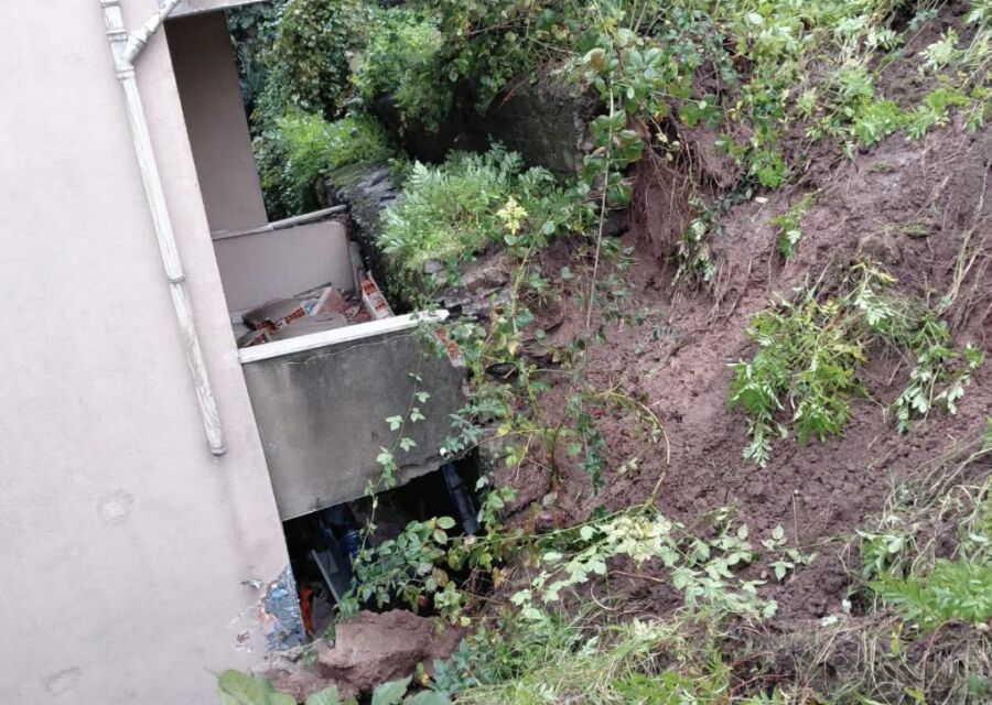 Zonguldak’ta heyelan: Evin bahçesi kaydı, balkon zarar gördü