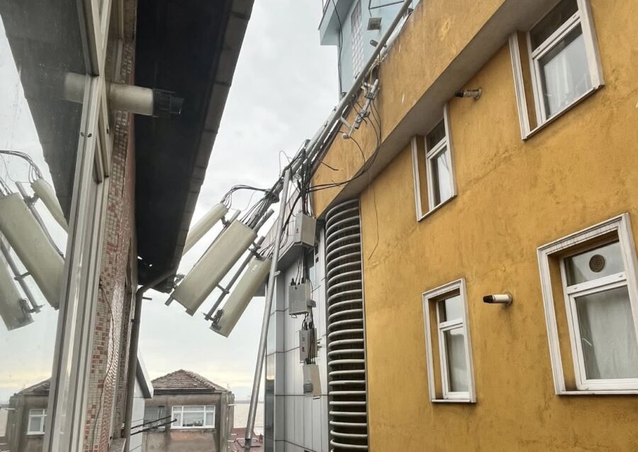 Karadeniz Ereğli’de fırtına baz istasyonunu devirdi