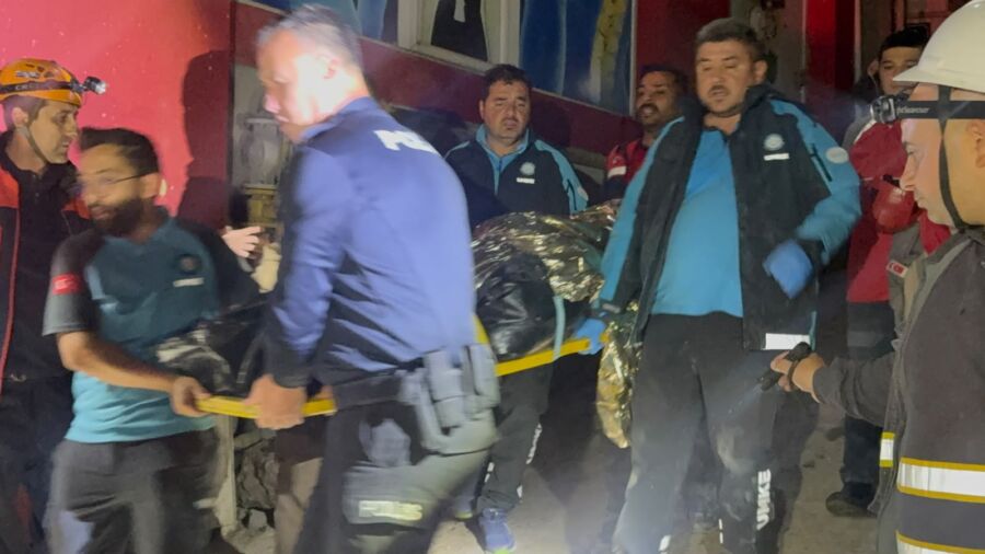 Zonguldak’ta 3 katlı bina çöktü: Enkaz altında kalanlar var..!