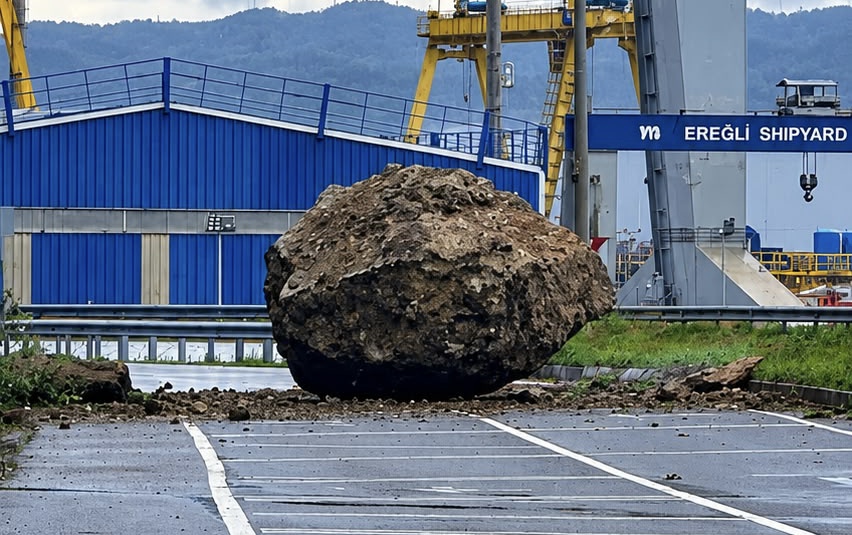 Tersaneler bölgesinde dağdan kopan dev kaya yolu kapattı: facianın eşiğinden dönüldü