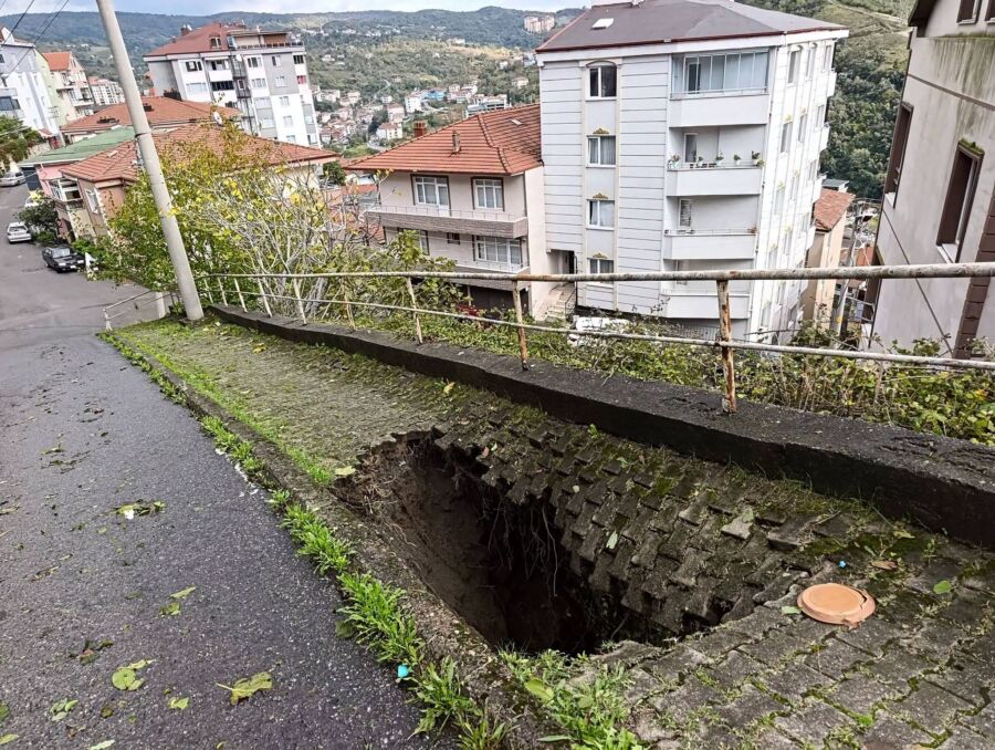 Şiddetli yağış sonrası kaldırım çöktü